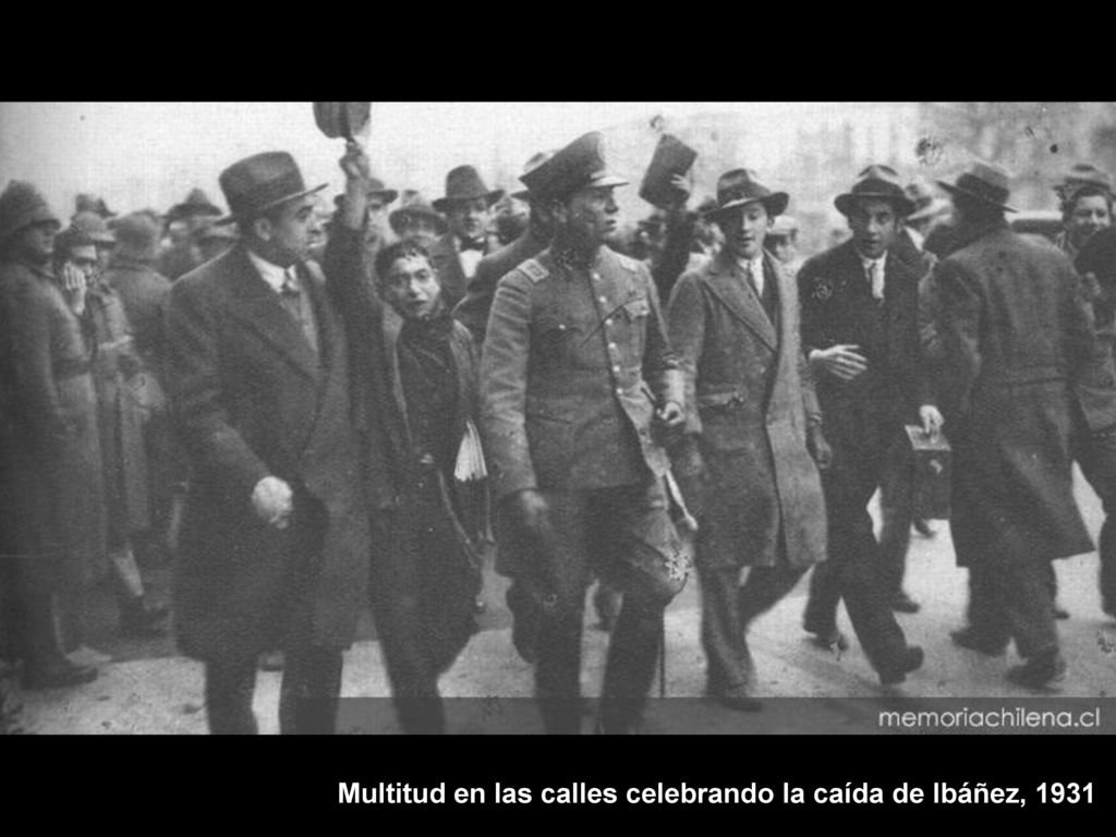 Multitud en las calles celebrando la caída de Ibáñez, 1931