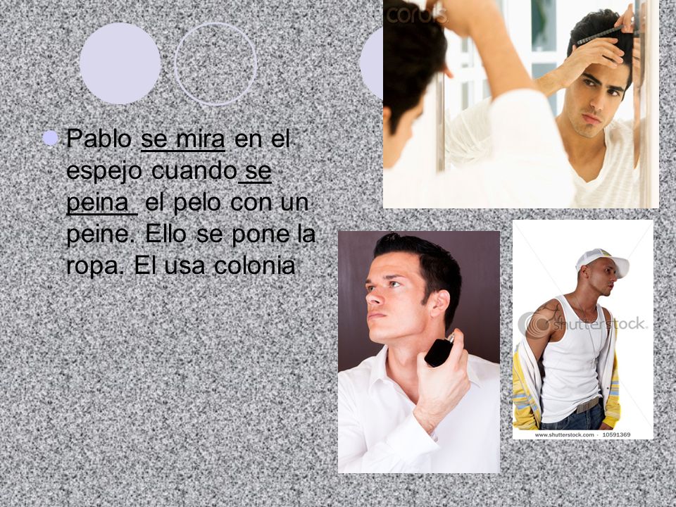Pablo se mira en el espejo cuando se peina el pelo con un peine