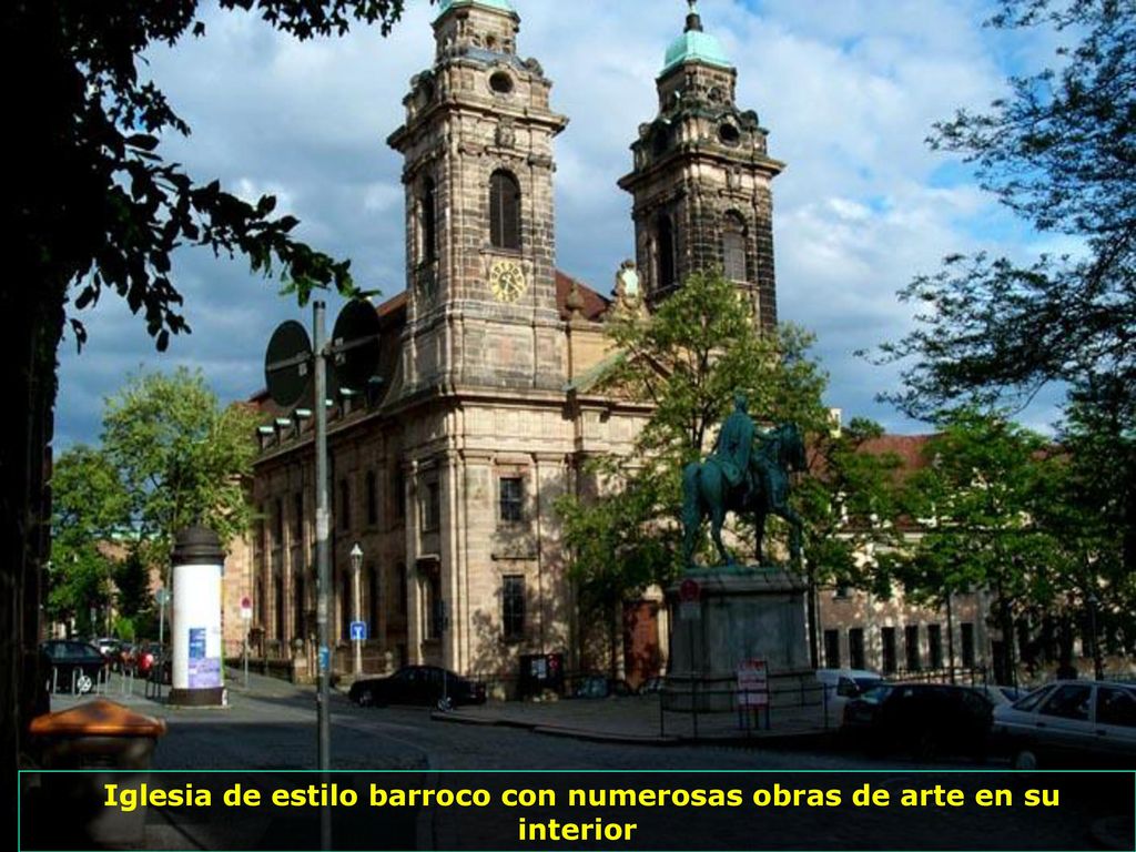 Iglesia de estilo barroco con numerosas obras de arte en su interior