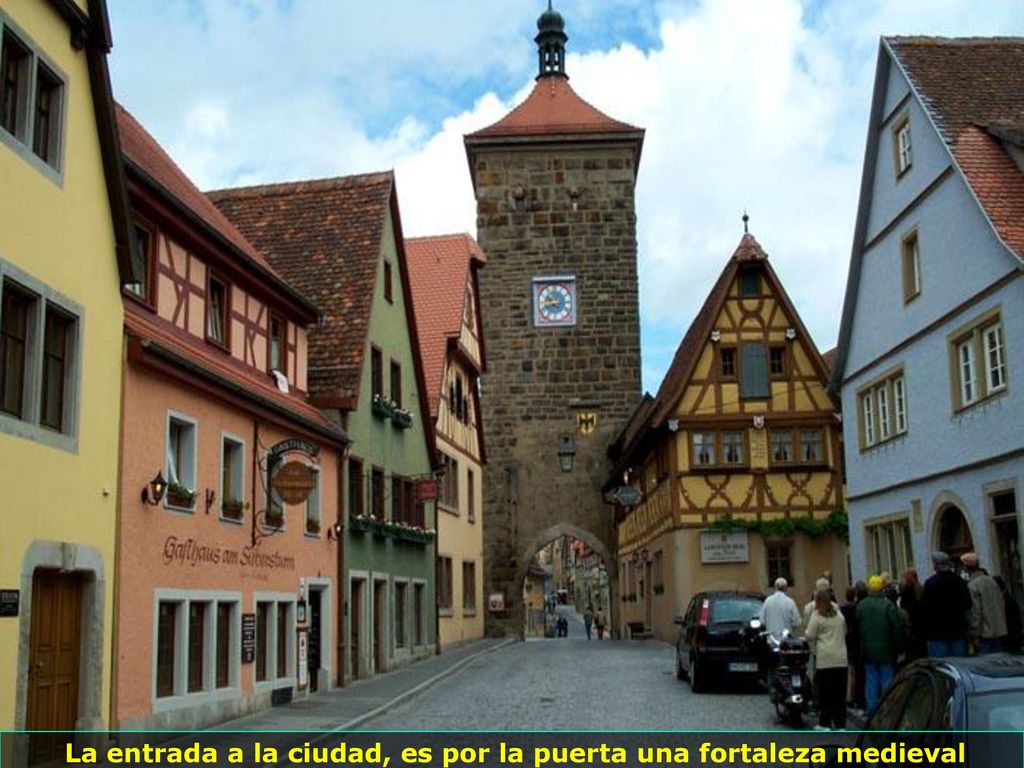La entrada a la ciudad, es por la puerta una fortaleza medieval