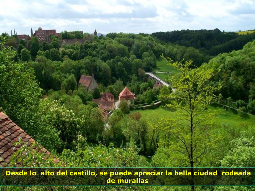 Desde lo alto del castillo, se puede apreciar la bella ciudad rodeada de murallas