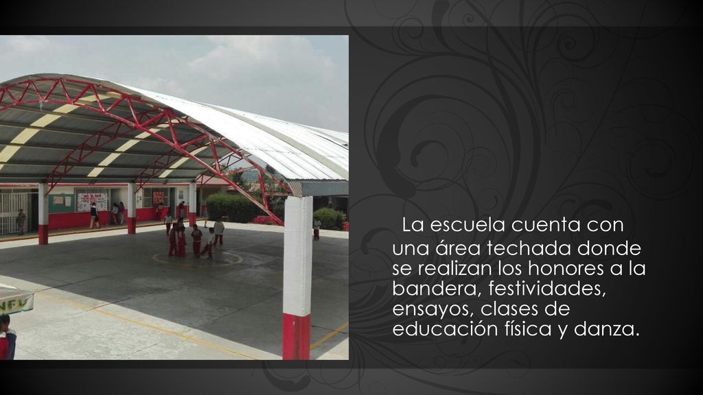 La escuela cuenta con una área techada donde se realizan los honores a la bandera, festividades, ensayos, clases de educación física y danza.