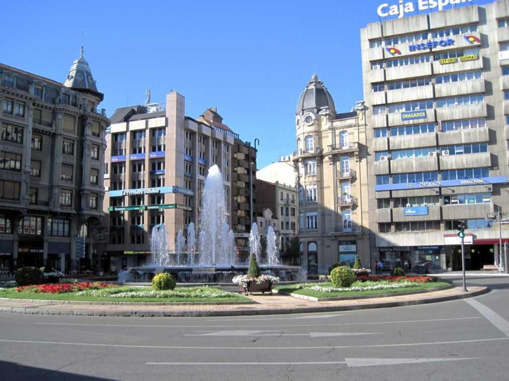 Plaza de Santo Domingo Esta plaza es el epicentro de la ciudad, y punto de separación entre el casco antiguo y la ciudad moderna.