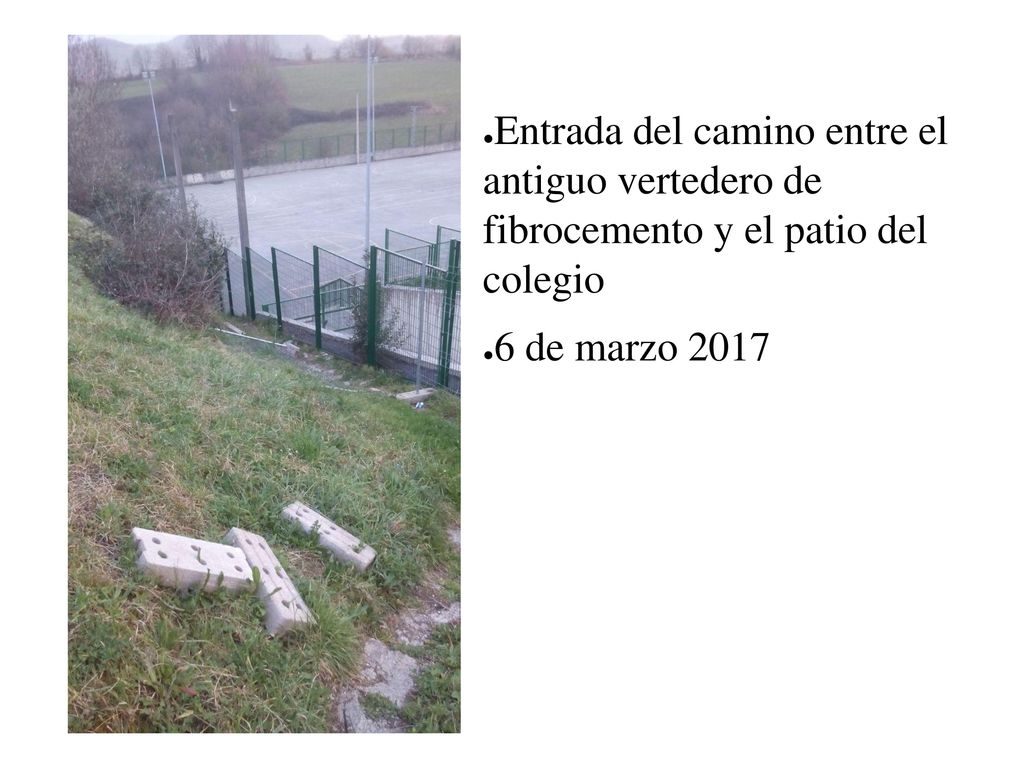 Entrada del camino entre el antiguo vertedero de fibrocemento y el patio del colegio