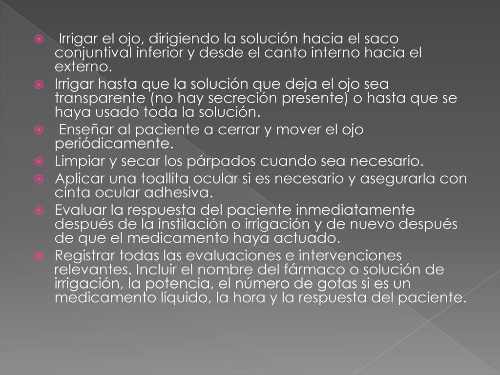 Irrigar el ojo, dirigiendo la solución hacia el saco conjuntival inferior y desde el canto interno hacia el externo.
