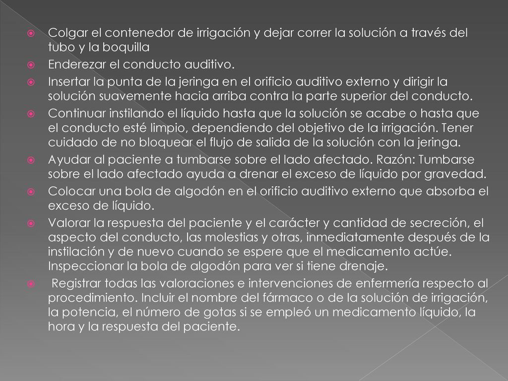 Colgar el contenedor de irrigación y dejar correr la solución a través del tubo y la boquilla