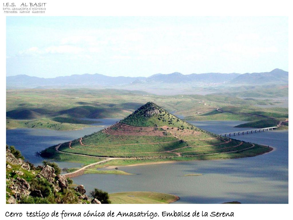 Cerro testigo de forma cónica de Amasatrigo. Embalse de la Serena