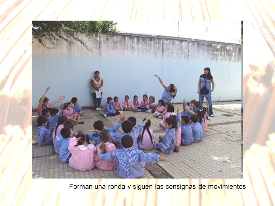 Forman una ronda y siguen las consignas de movimientos