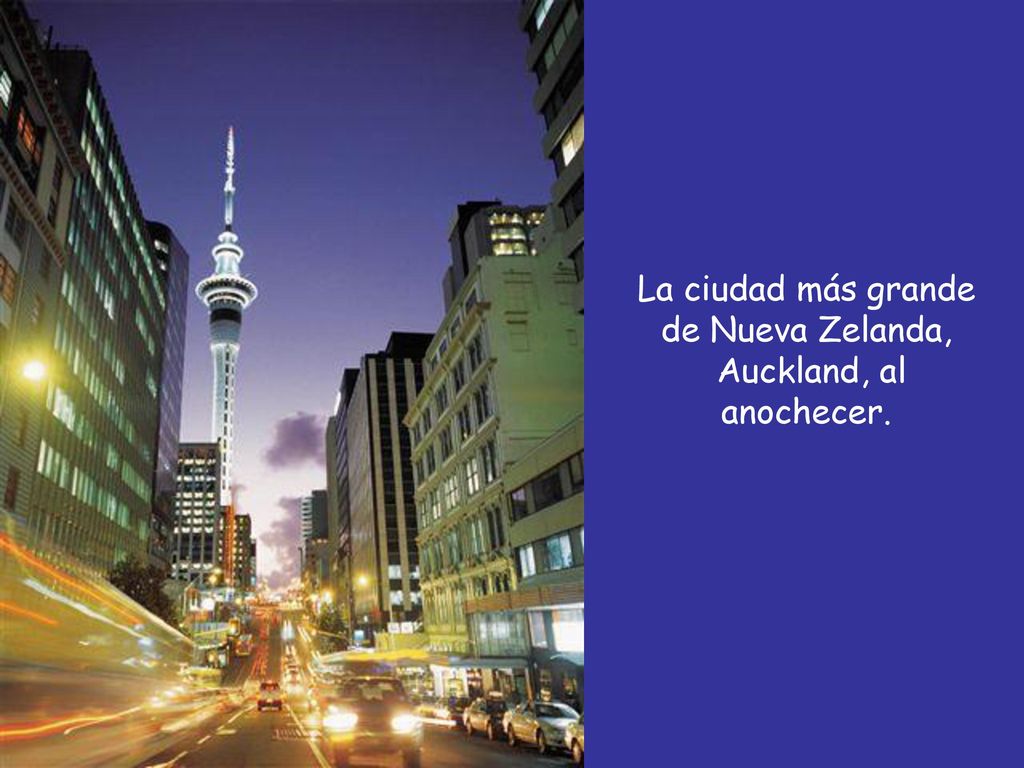 La ciudad más grande de Nueva Zelanda, Auckland, al anochecer.