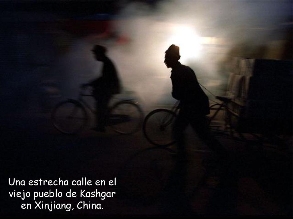 Una estrecha calle en el viejo pueblo de Kashgar en Xinjiang, China.