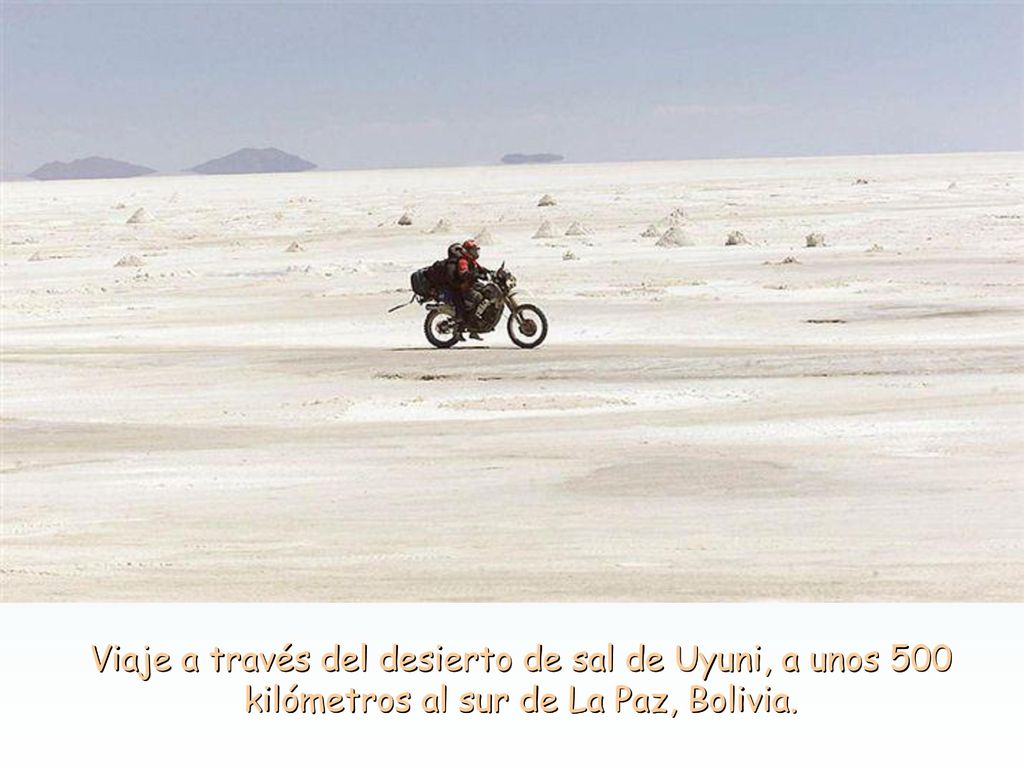 Viaje a través del desierto de sal de Uyuni, a unos 500 kilómetros al sur de La Paz, Bolivia.