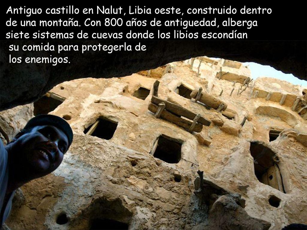 Antiguo castillo en Nalut, Libia oeste, construido dentro de una montaña.