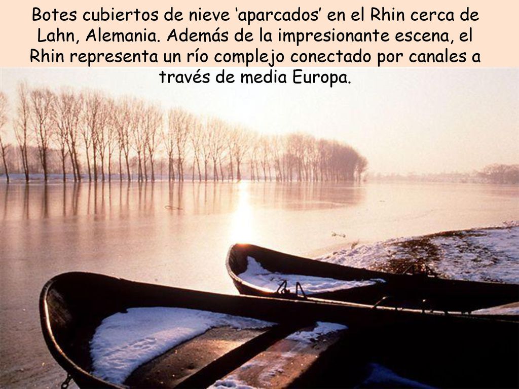 Botes cubiertos de nieve ‘aparcados’ en el Rhin cerca de Lahn, Alemania.