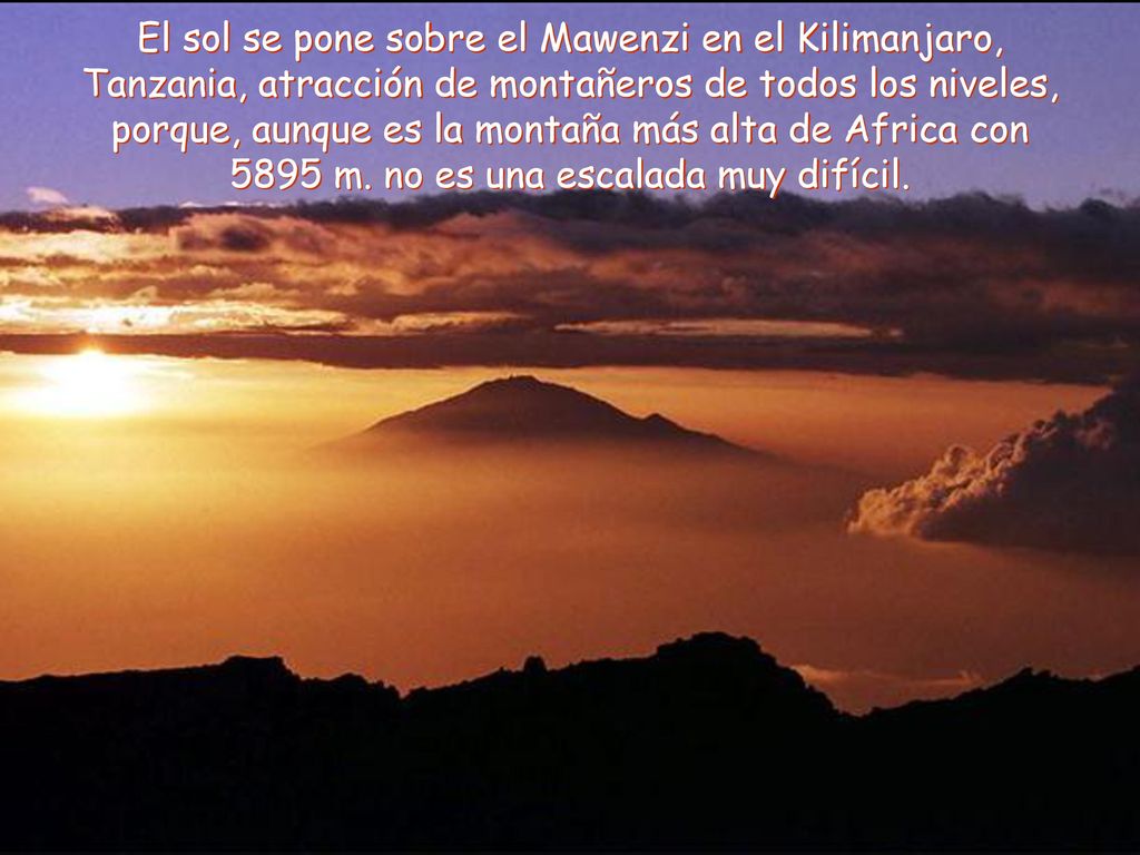 El sol se pone sobre el Mawenzi en el Kilimanjaro, Tanzania, atracción de montañeros de todos los niveles, porque, aunque es la montaña más alta de Africa con 5895 m.