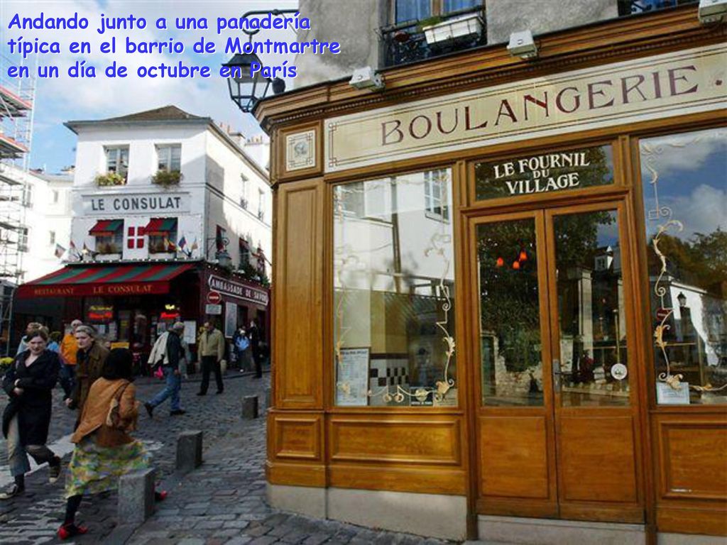 Andando junto a una panadería típica en el barrio de Montmartre en un día de octubre en París