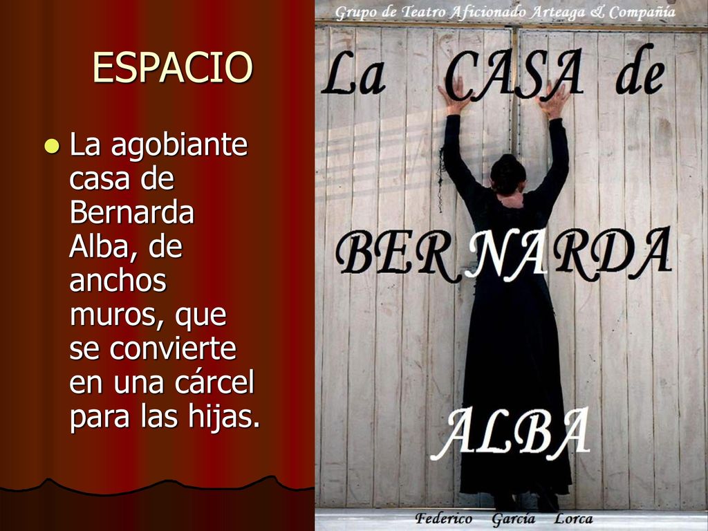 ESPACIO La agobiante casa de Bernarda Alba, de anchos muros, que se convierte en una cárcel para las hijas.
