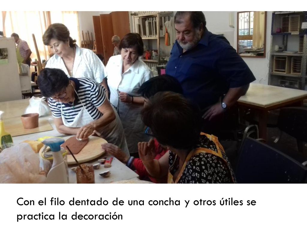 Con el filo dentado de una concha y otros útiles se practica la decoración