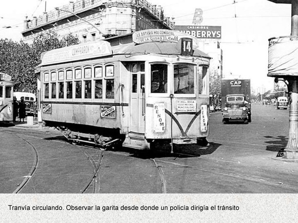 Tranvía circulando. Observar la garita desde donde un policía dirigía el tránsito