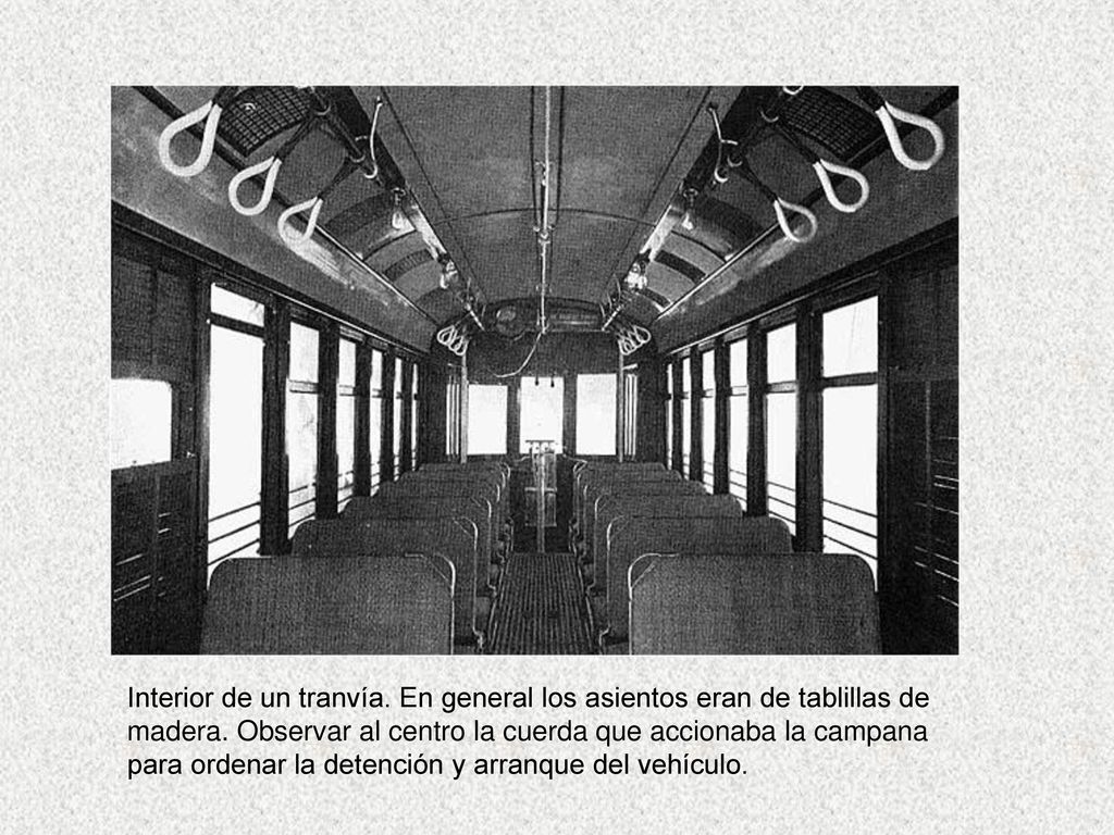 Interior de un tranvía. En general los asientos eran de tablillas de