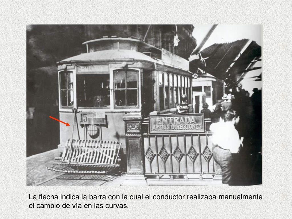 La flecha indica la barra con la cual el conductor realizaba manualmente