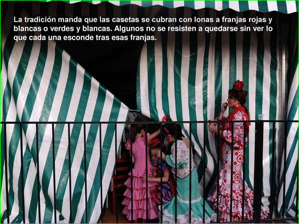 La tradición manda que las casetas se cubran con lonas a franjas rojas y blancas o verdes y blancas.