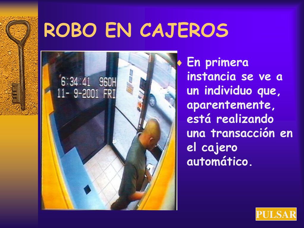 ROBO EN CAJEROS En primera instancia se ve a un individuo que, aparentemente, está realizando una transacción en el cajero automático.