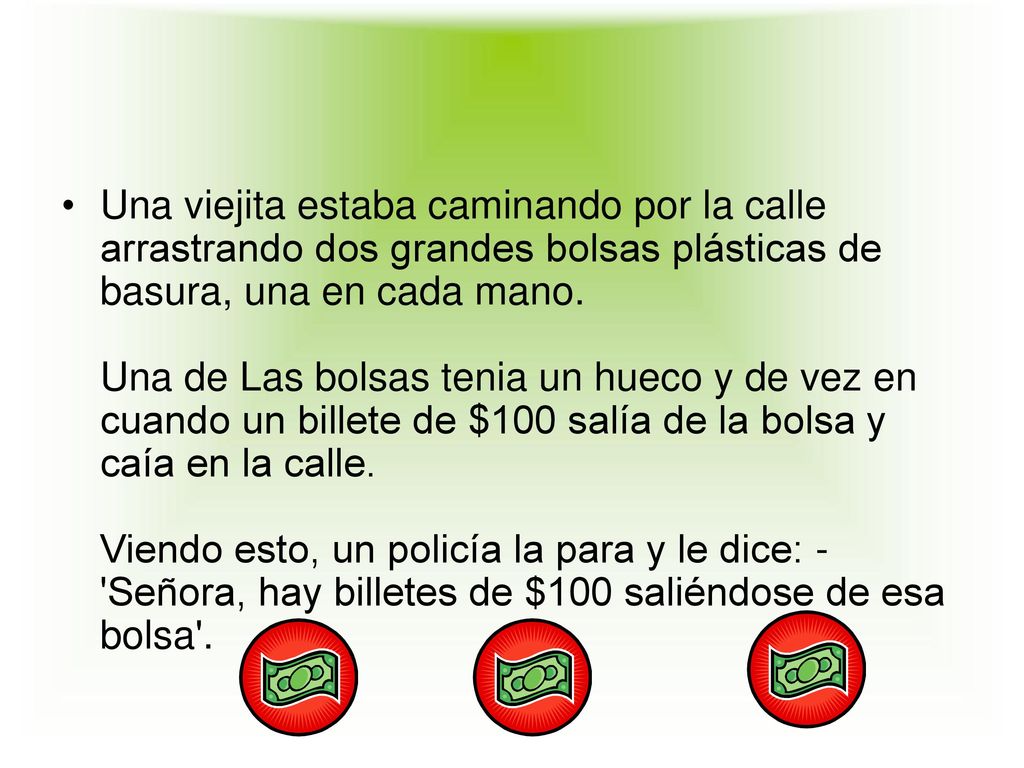Una viejita estaba caminando por la calle arrastrando dos grandes bolsas plásticas de basura, una en cada mano.