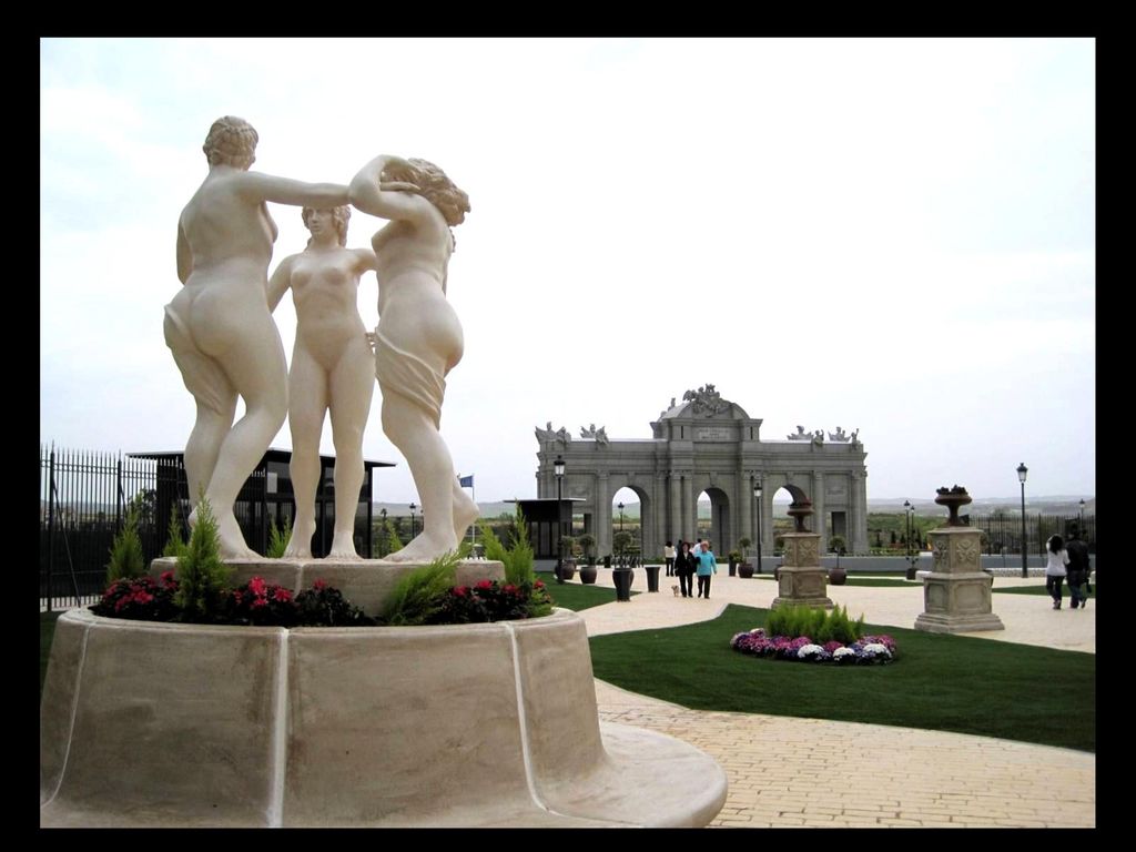 Tres damas nos dan la bienvenida, junto a la puerta de Alcalá