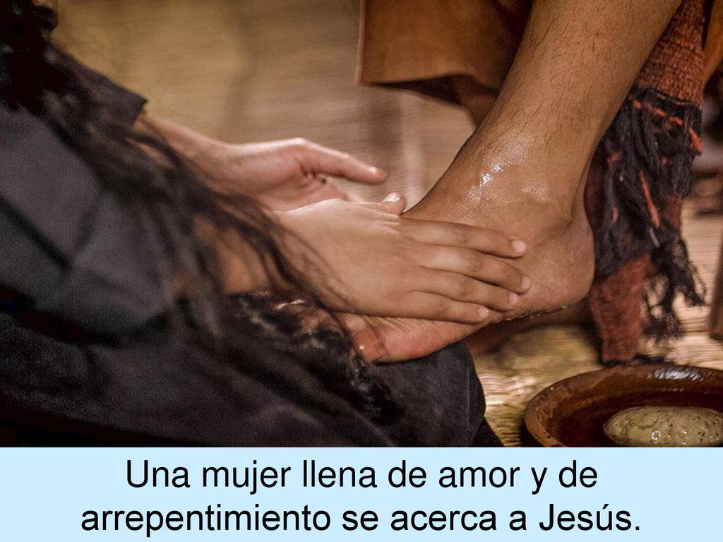 Una mujer llena de amor y de arrepentimiento se acerca a Jesús.