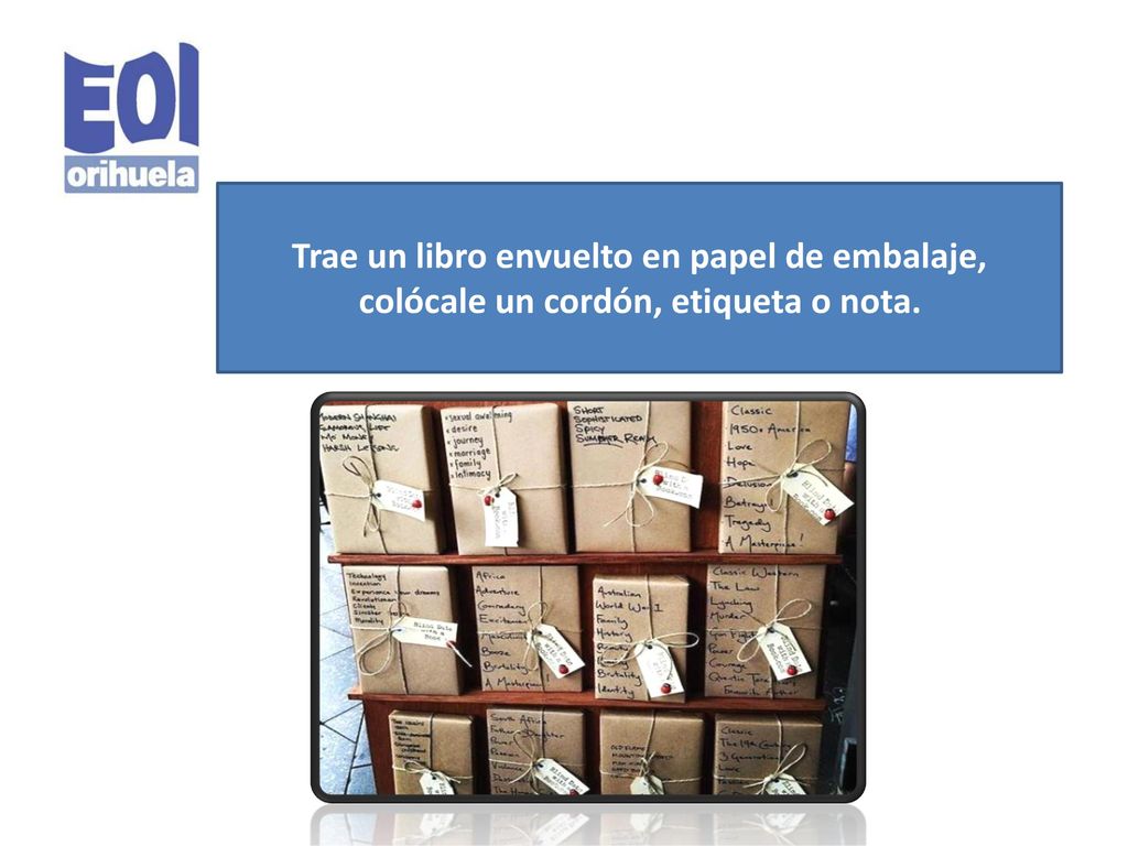 Trae un libro envuelto en papel de embalaje, colócale un cordón, etiqueta o nota.