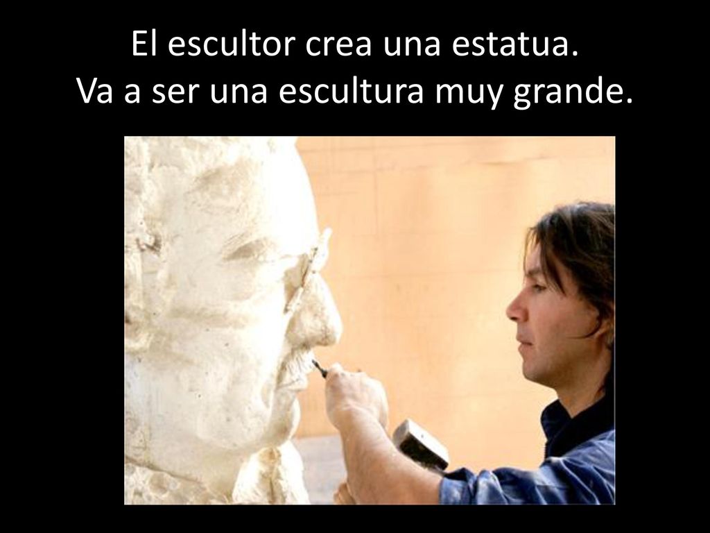 El escultor crea una estatua. Va a ser una escultura muy grande.