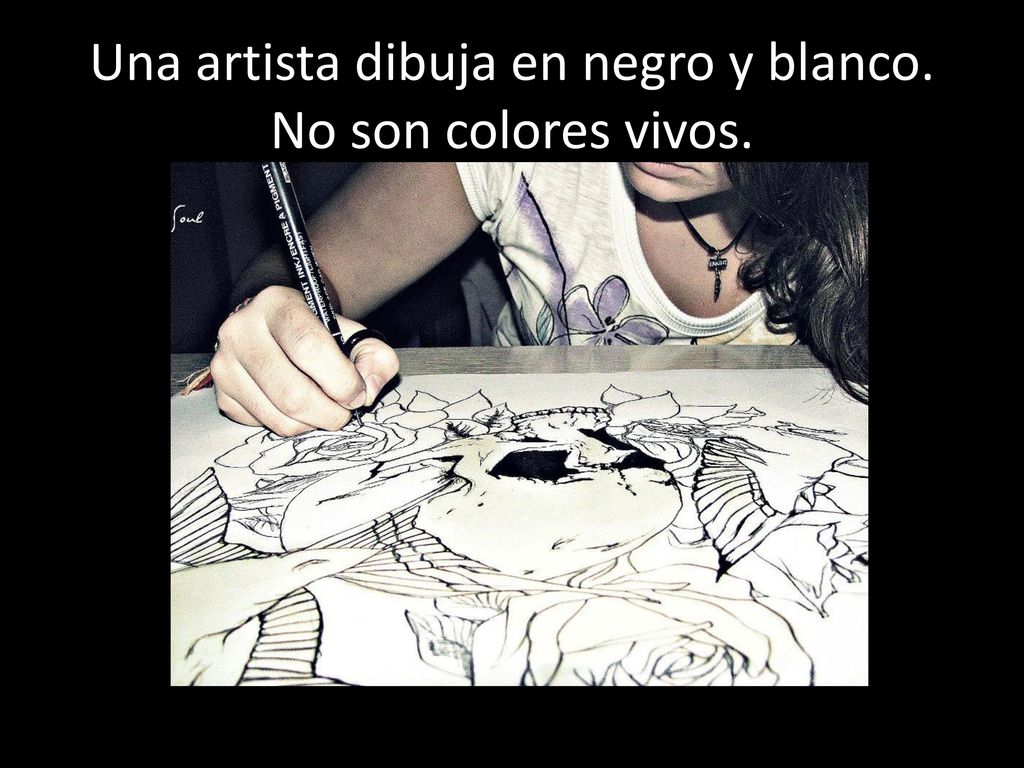 Una artista dibuja en negro y blanco. No son colores vivos.