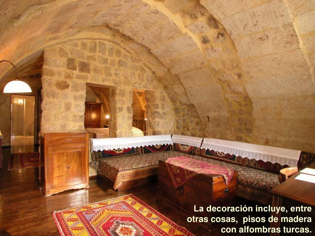 La decoración incluye, entre otras cosas, pisos de madera con alfombras turcas.