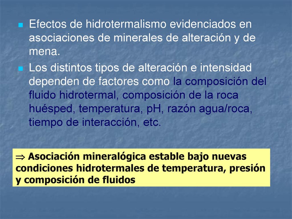 Efectos de hidrotermalismo evidenciados en asociaciones de minerales de alteración y de mena.