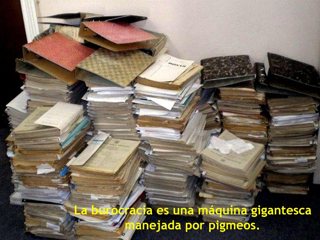 La burocracia es una máquina gigantesca manejada por pigmeos.