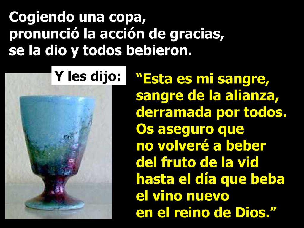 Cogiendo una copa, pronunció la acción de gracias, se la dio y todos bebieron.