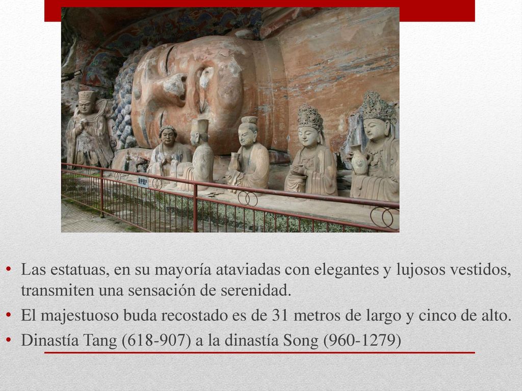 Las estatuas, en su mayoría ataviadas con elegantes y lujosos vestidos, transmiten una sensación de serenidad.