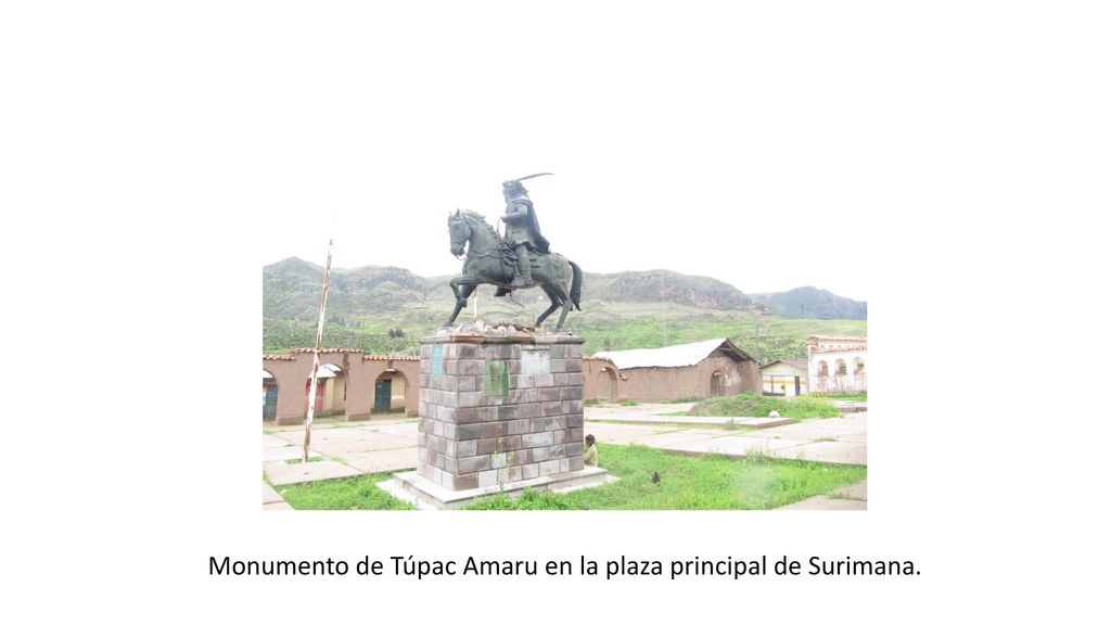 Monumento de Túpac Amaru en la plaza principal de Surimana.