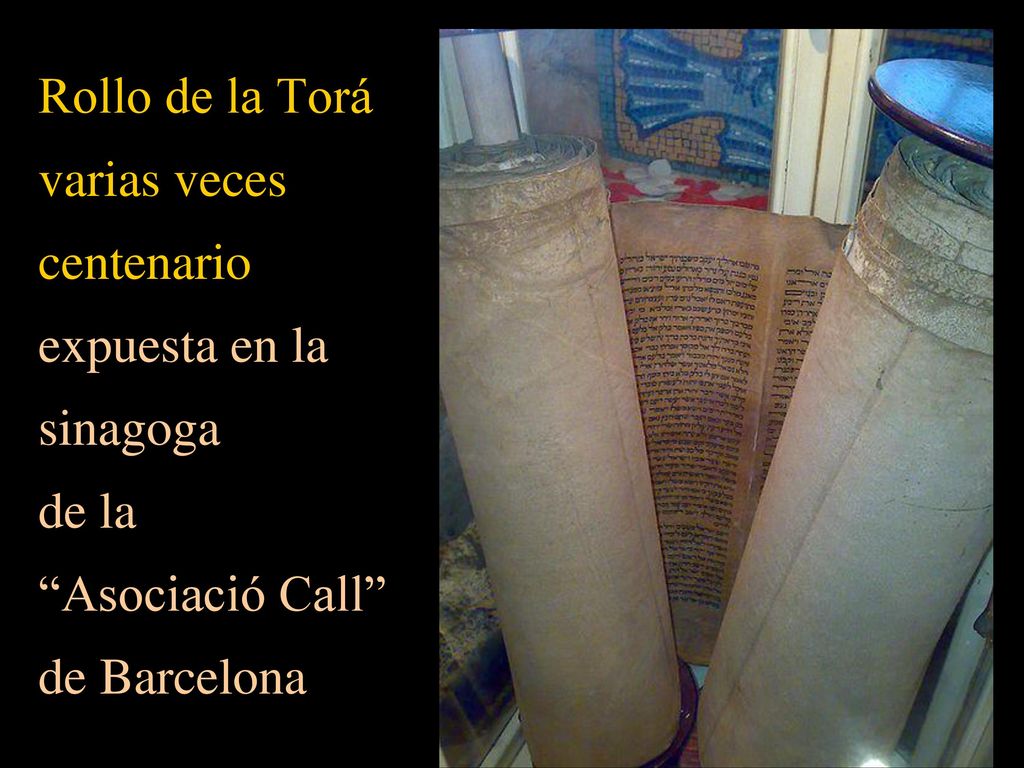 Rollo de la Torá varias veces centenario expuesta en la sinagoga de la
