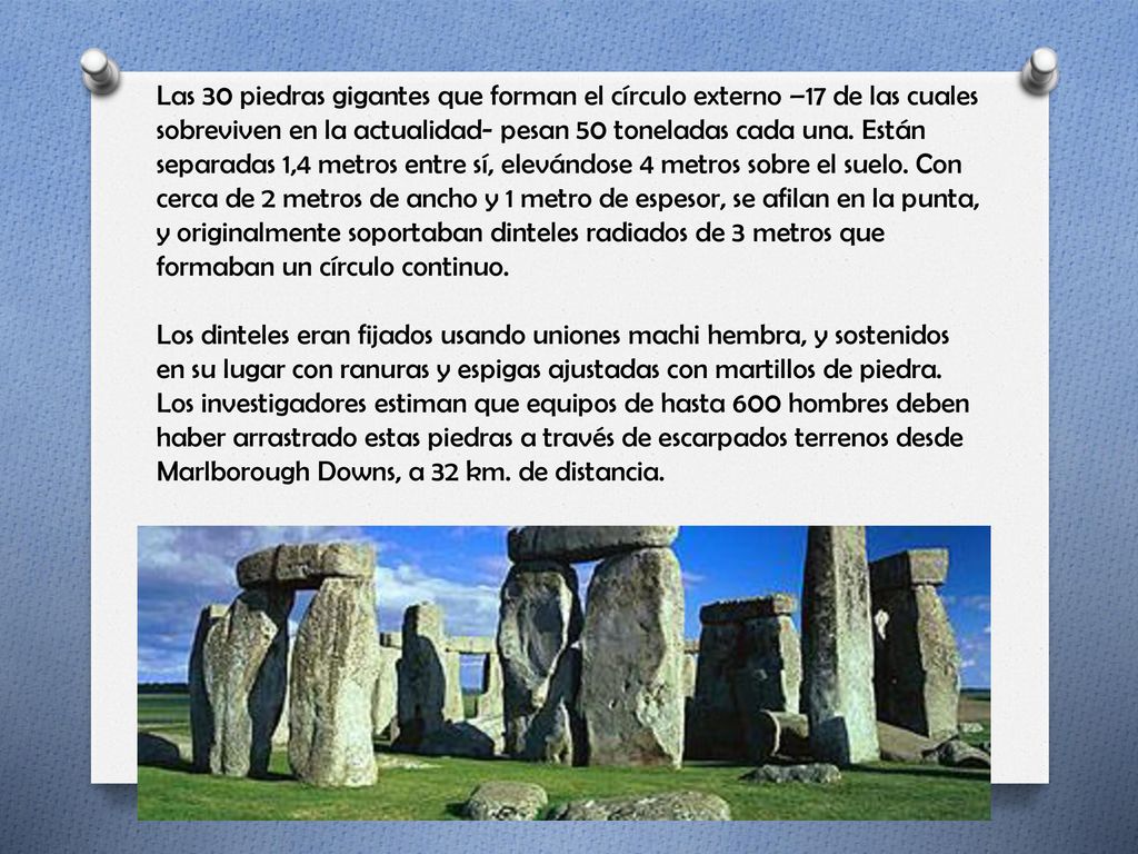 Las 30 piedras gigantes que forman el círculo externo –17 de las cuales sobreviven en la actualidad- pesan 50 toneladas cada una. Están separadas 1,4 metros entre sí, elevándose 4 metros sobre el suelo. Con cerca de 2 metros de ancho y 1 metro de espesor, se afilan en la punta, y originalmente soportaban dinteles radiados de 3 metros que formaban un círculo continuo.