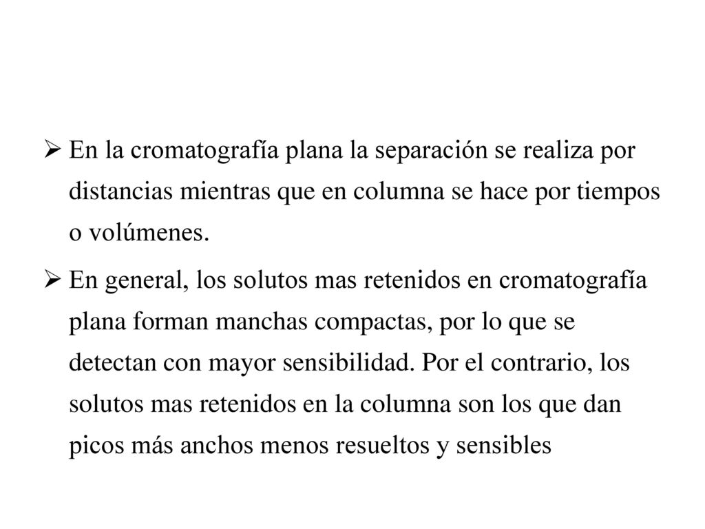En la cromatografía plana la separación se realiza por distancias mientras que en columna se hace por tiempos o volúmenes.