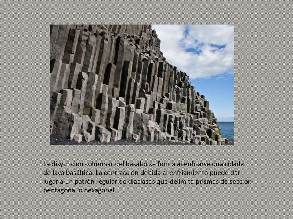 La disyunción columnar del basalto se forma al enfriarse una colada