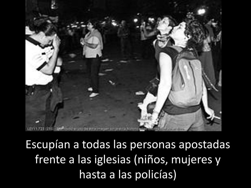 Escupían a todas las personas apostadas frente a las iglesias (niños, mujeres y hasta a las policías)