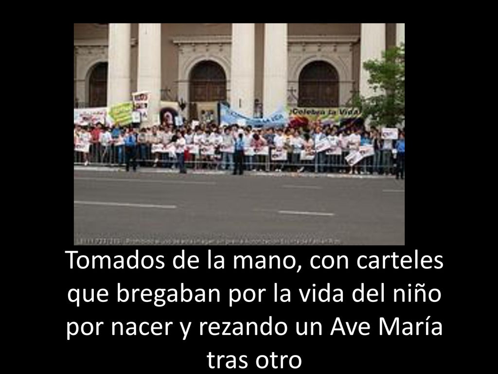 Tomados de la mano, con carteles que bregaban por la vida del niño por nacer y rezando un Ave María tras otro