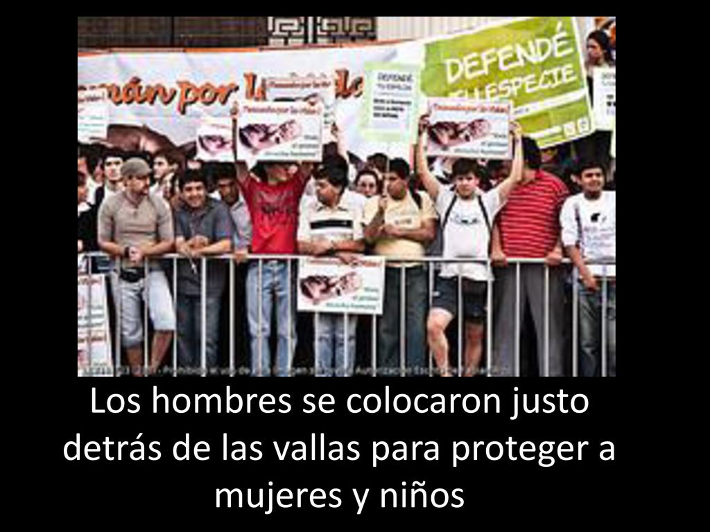 Los hombres se colocaron justo detrás de las vallas para proteger a mujeres y niños