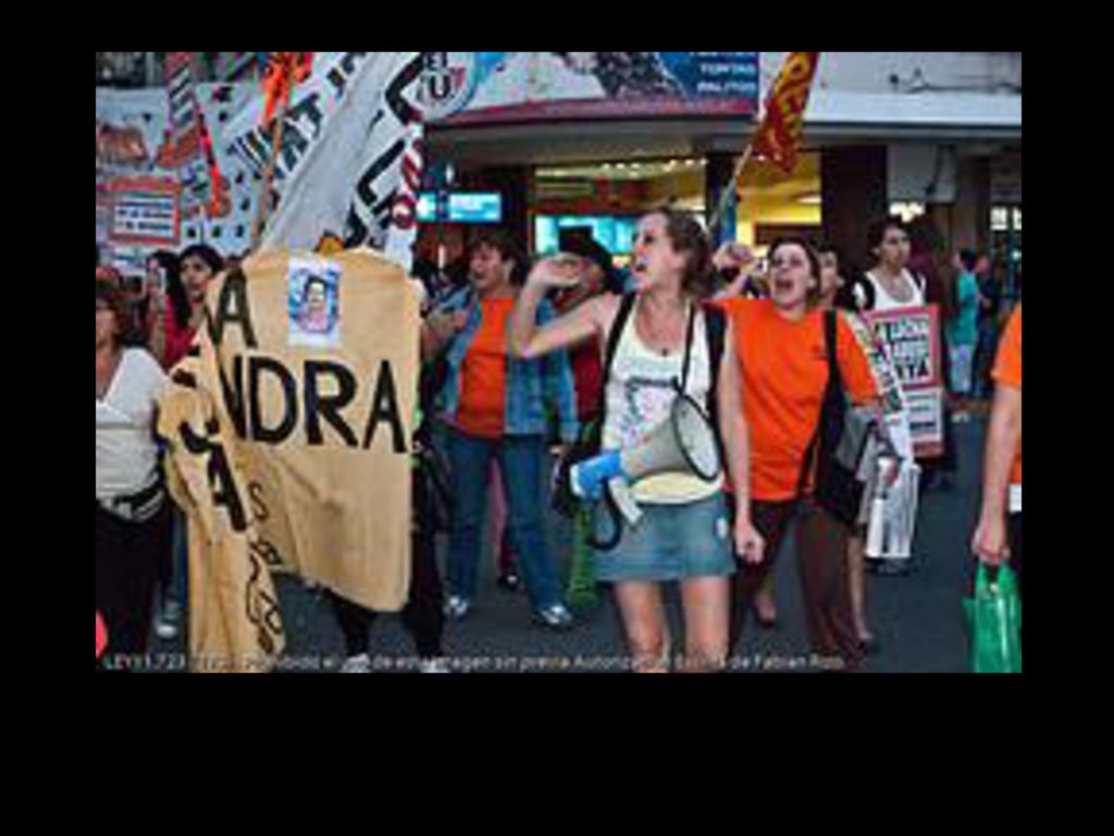 Fue suficiente para enfurecer a estas mujeres , que en su marcha por los templos arrojaron botellas, pintura, orina, pastillas, escupitajos.