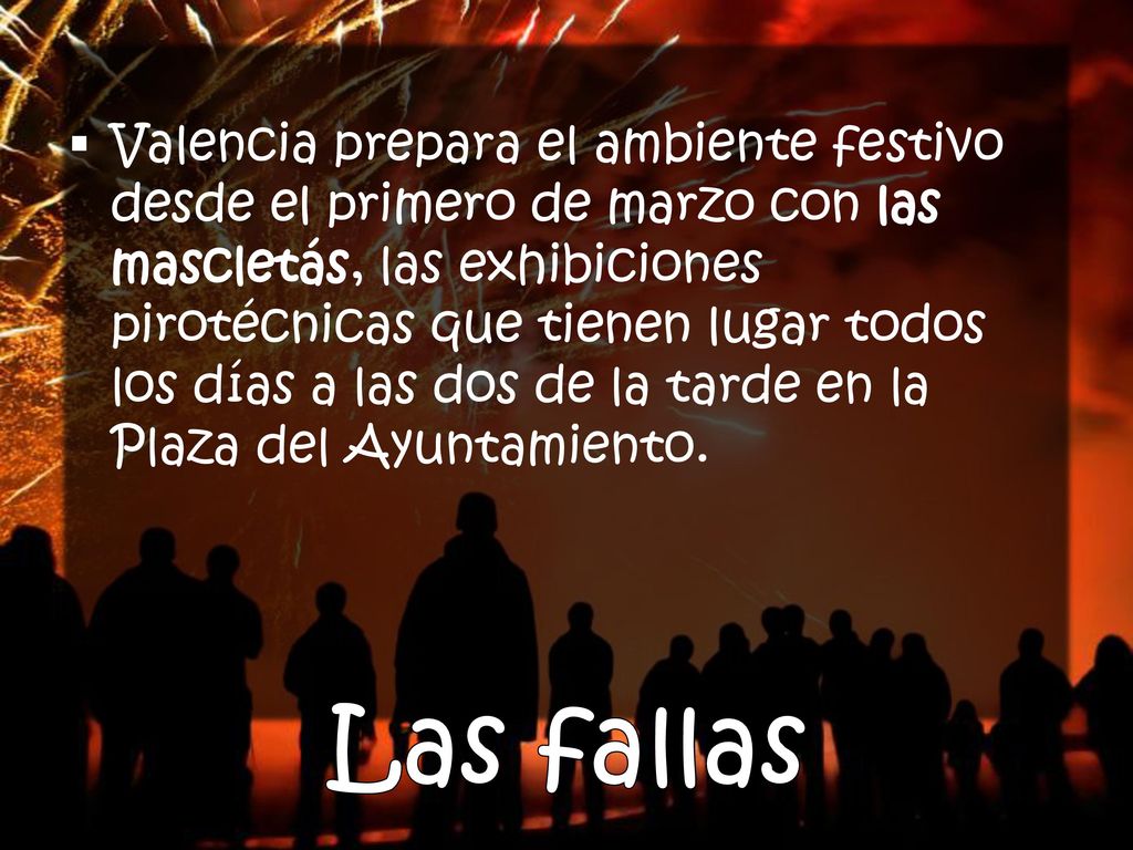 Valencia prepara el ambiente festivo desde el primero de marzo con las mascletás, las exhibiciones pirotécnicas que tienen lugar todos los días a las dos de la tarde en la Plaza del Ayuntamiento.
