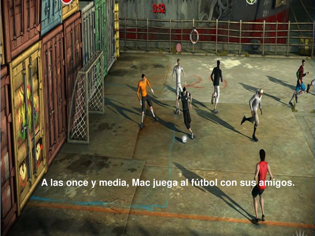 A las once y media, Mac juega al fútbol con sus amigos.