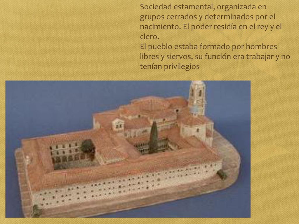 Sociedad estamental, organizada en grupos cerrados y determinados por el nacimiento. El poder residía en el rey y el clero.