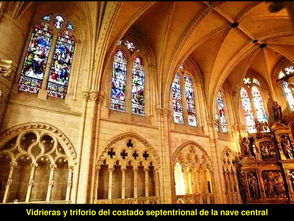Vidrieras y triforio del costado septentrional de la nave central